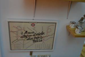 Mapa de metro con la frase "A veces estoy en el cielo, otras bajo tierra" de Vasito de Leche Studio.