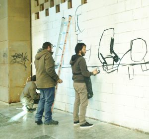 Los artistas E1000 y NSN997 pintando el mural del Club Peruche