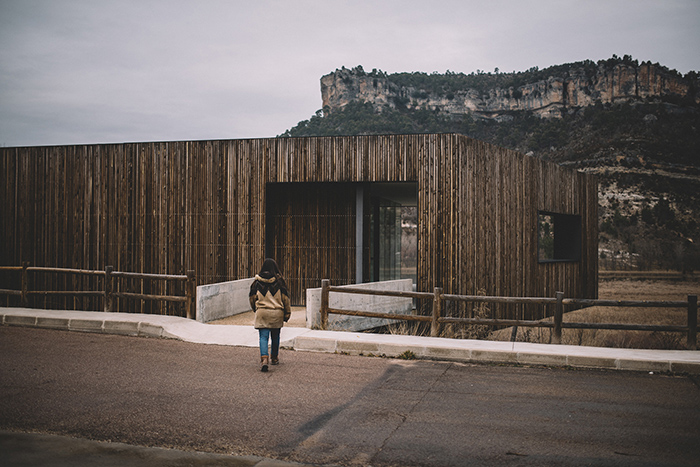 Llegando al Centro de Interpretación de la Naturaleza, en el Parque de El Hosquillo (Uña, Cuenca). Foto: Carlos Bueno.