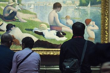Gente observando 'The Observer' en la National Gallery de Londres