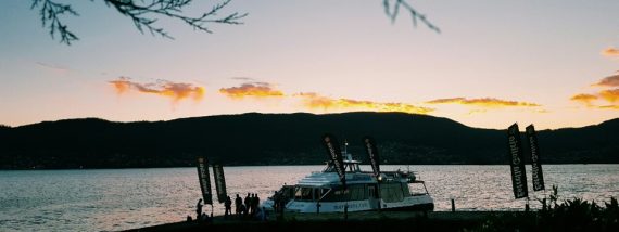 Un barco partiendo hacia Vigo después de una jornada en el Sinsal.