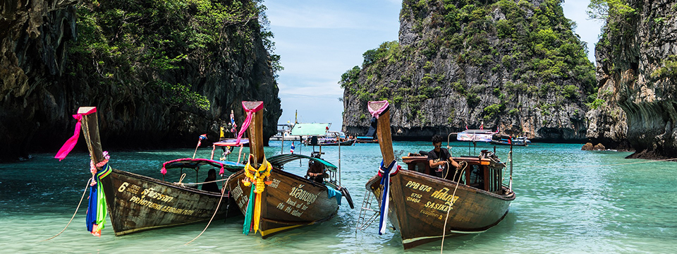 Barcos amarrados en una isla de Tailandia.