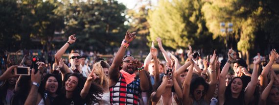 Público ante un escenario de concierto.