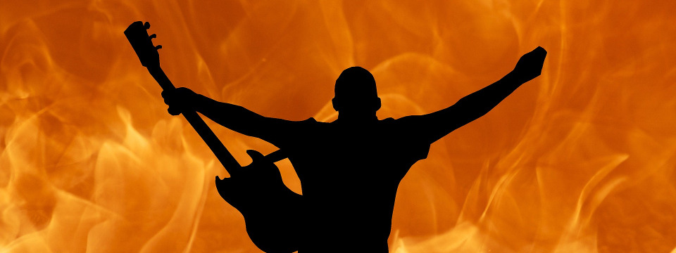 Músico de rock ante las llamas.