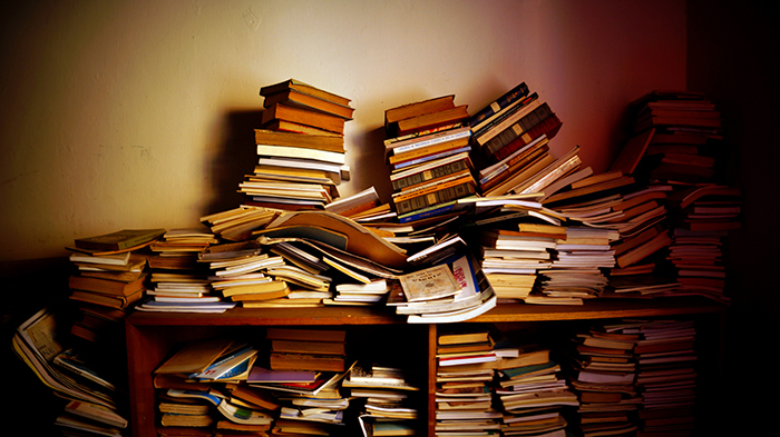 Libros abandonados en la Sociedad Escritora de Chile. Foto de Camilo Durán.