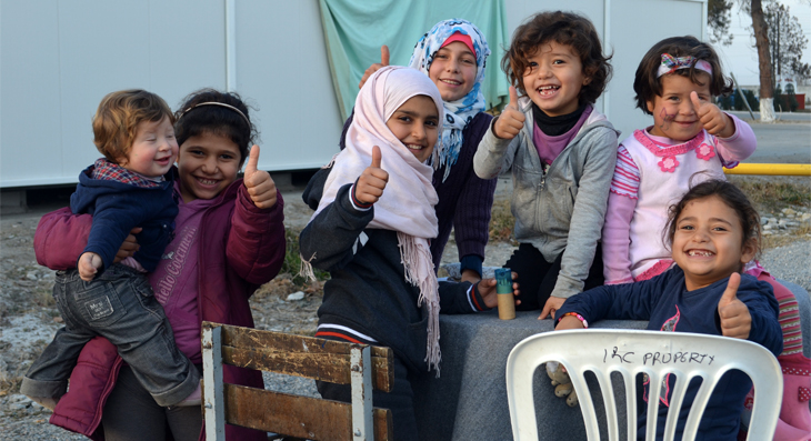 Niñas en un campo de refugiados.