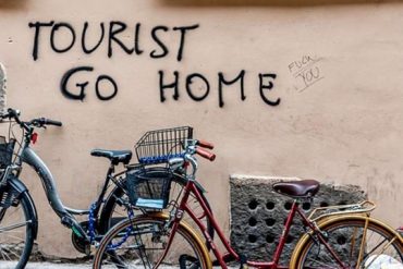 "Turistas, volved a casa", reza este grafiti en el centro de Barcelona.