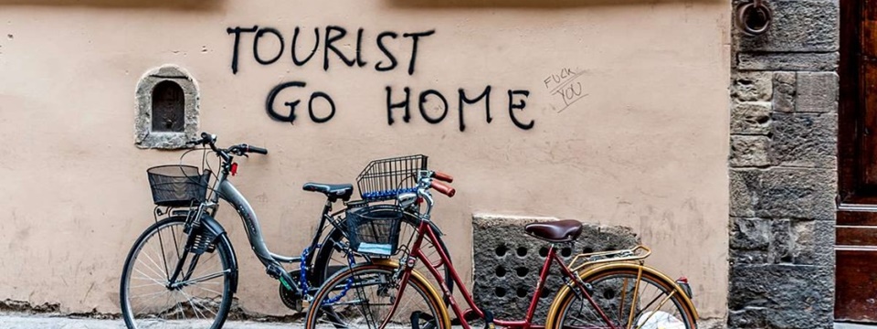 "Turistas, volved a casa", reza este grafiti en el centro de Barcelona.