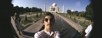 George Harrison haciéndose un selfie.