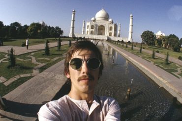 George Harrison haciéndose un selfie.