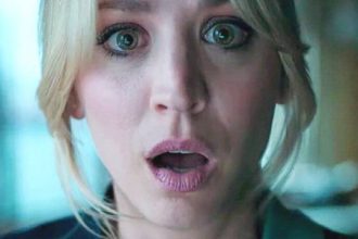 Kaley Cuoco en la serie The Flight Attendant.