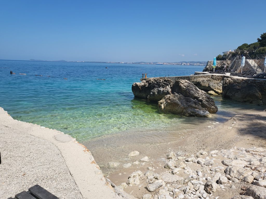 Playa de hotel en Vlorë, Riviera Albanesa.