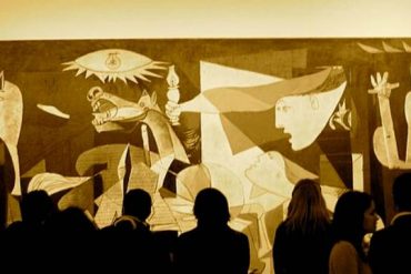 Visitantes observando el Guernica.