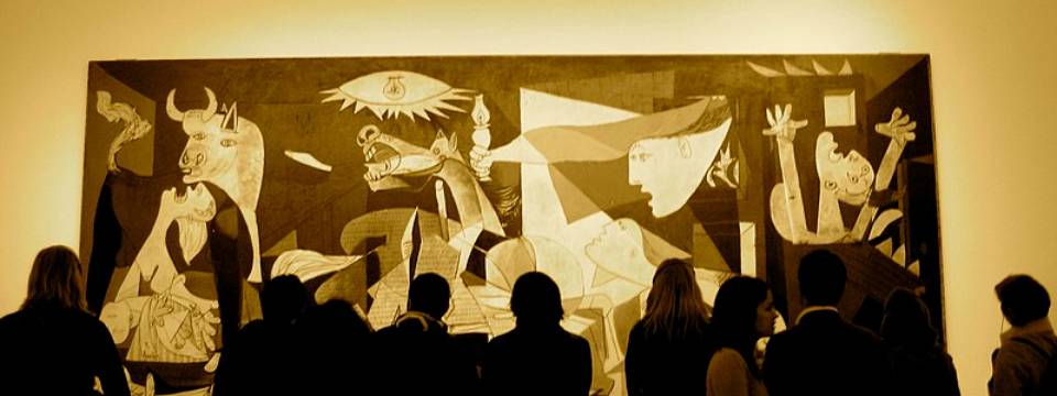 Visitantes observando el Guernica.