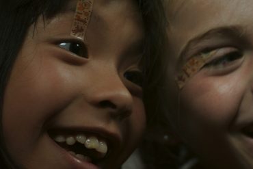 Fotograma de la película "Chinas", de Arantxa Echevarría
