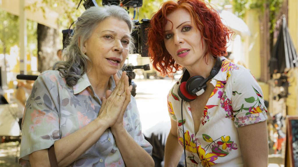 La actriz Kiti Mánver y la directora Patricia Ortega, durante el rodaje de "Mamacruz"