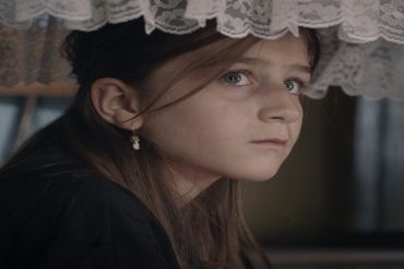 Lua Michel, hija de la directora Cristèle Alves Meira, protagoniza el estreno en el largometraje de su progenitora