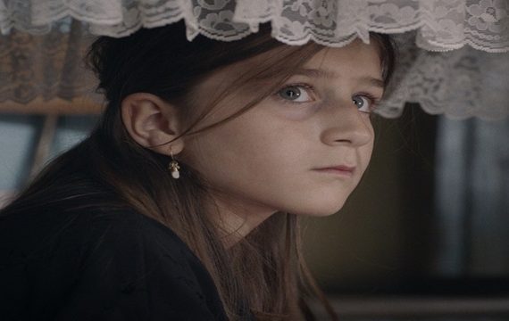 Lua Michel, hija de la directora Cristèle Alves Meira, protagoniza el estreno en el largometraje de su progenitora