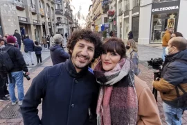 Marwan y Rozalén por las calles de Zaragoza durante la grabación del documental