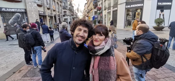 Marwan y Rozalén por las calles de Zaragoza durante la grabación del documental