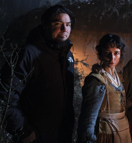 El director Paul Urkijo Alijo y la actriz Yune Nogueiras en un descanso del rodaje de 'Gaua'. Foto de David Herranz. 